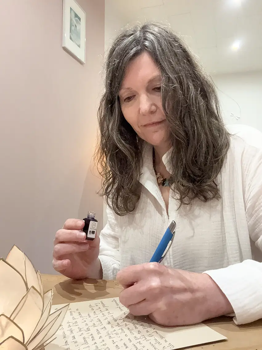 Bérengère Clausse recevant une canalisation végétale.